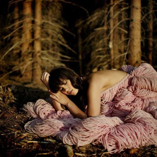девушка с челкой в розовой пряже склонилась к земле идеи для фото осенью