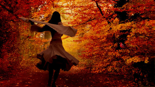 девушка кружится в желтом осеннем лесу
