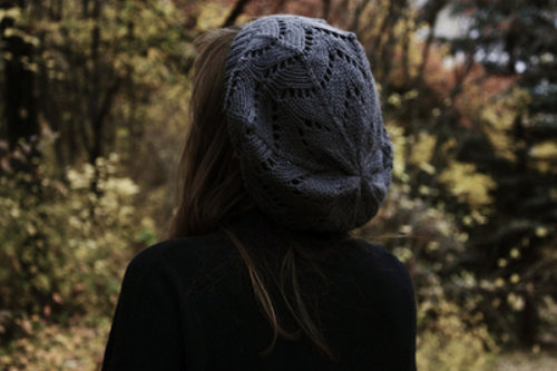 шатенка спиной в вязанной шапке осенью в лесу