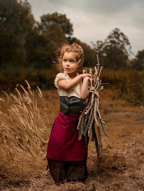 девочка с дровами в поле идеи для фотосессии осенью