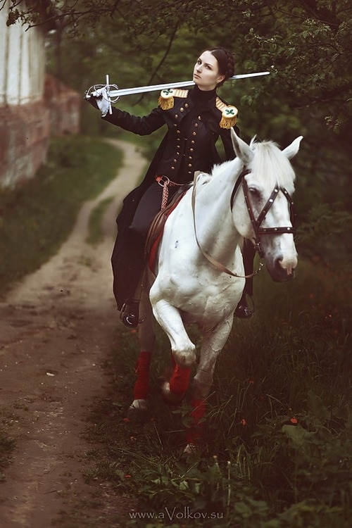 девушка на коне со шпагой