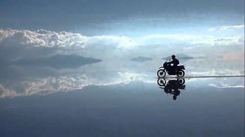 силуэт мотоцикла в солончаке Уюни