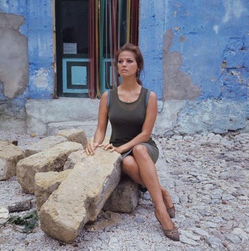женщина сидит на камнях во дворе