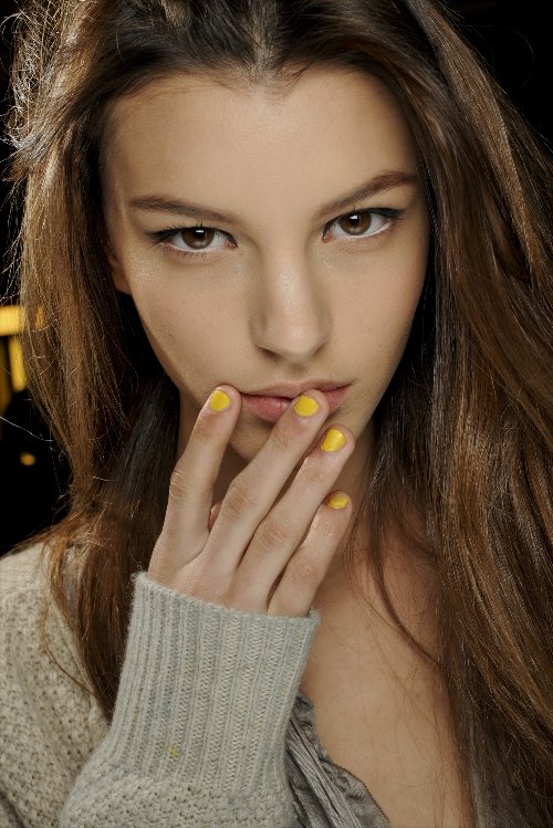 девушка с желтыми ногтями