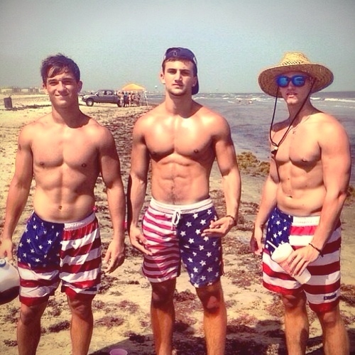три парня в плавках в виде флага США