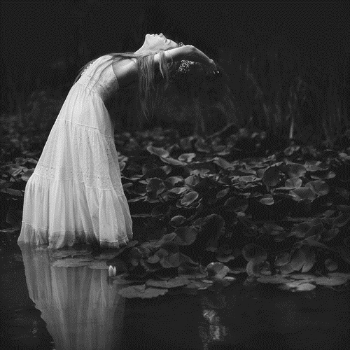 девушка в длинном белом сарафане в темноте у воды