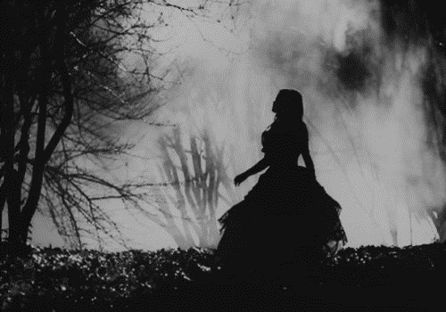 силуэт девушки в пышном платье бегущей по темному лесу