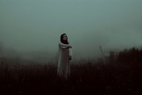 идеи для жуткой фотосессии в темноте тумане в длинной белой сорочке