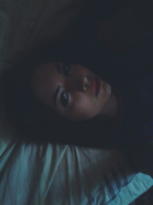 девушка в темноте лежит в кровати