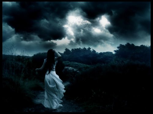 девушка в белом платье бежит в темноте