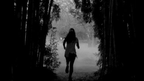 девушка убегает из темного леса