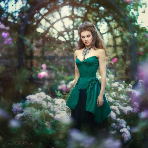 девушка в бальном зеленом платье среди растений и цветов в оранжерее идеи для фотосъемки