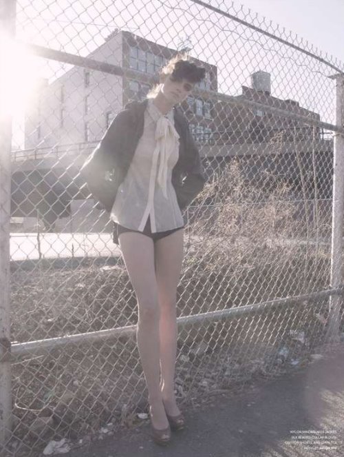 высокая девушка позирует под забором