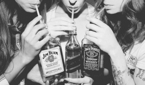 три девушки пьют алкогольные напитки через трубочки