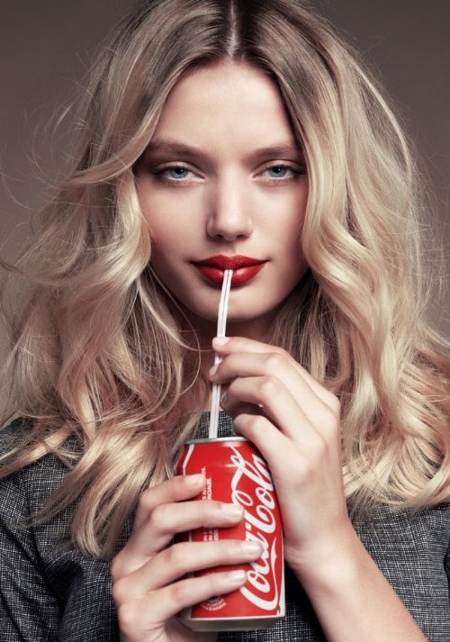 блондинка с coca cola