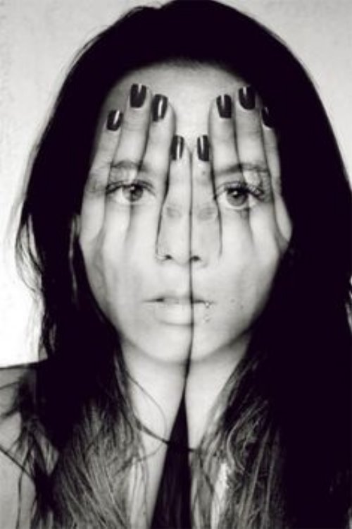 фотоманипуляции девушки с закрытым лицом открытыми глазами на пальцах