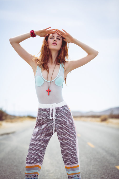 девушка в пижаме на дороге с красным крестиком на фоне серого неба