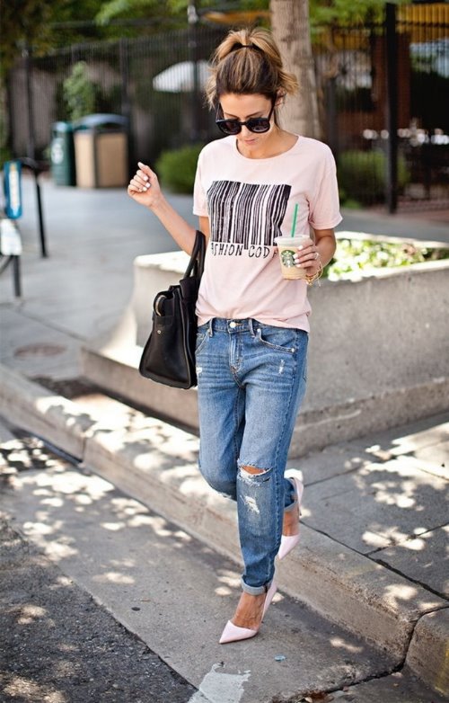 девушка с старбаксом в джинсах и футболке со штрих кодом