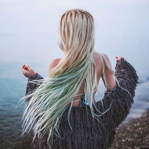 блондинка со спины с зелеными кончиками волос 