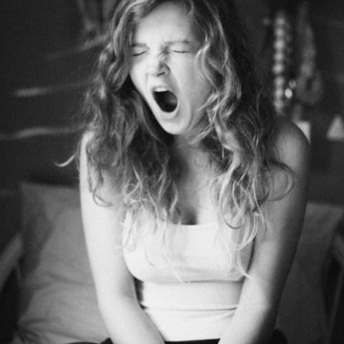девушка зевает черно белое квадратное фото