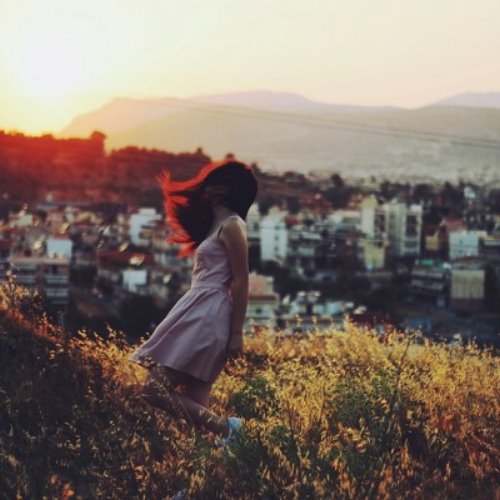 девушка в платье на закате панорамный вид города