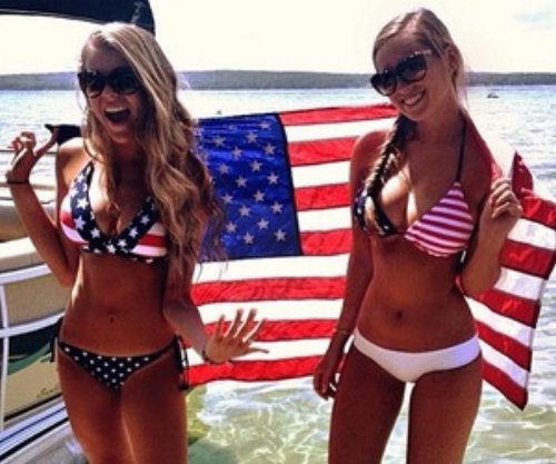 две девушки в купальниках и флагом США