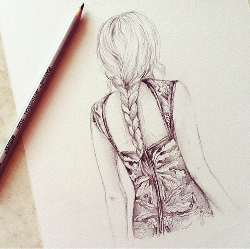 девушка в платье со спины с косой для срисовки в блокноте карандашом
