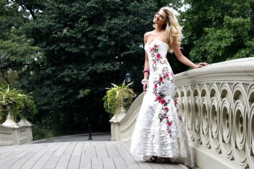 девушка на мосту в длинном белом платье с большими цветами