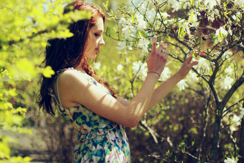 весеннее фото девушки под деревом в легком платье в цветочный принт