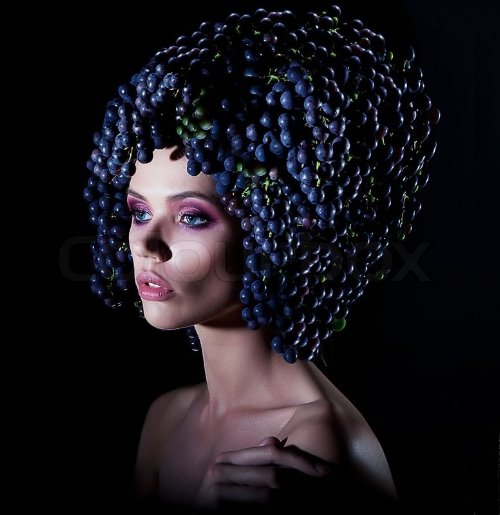 девушка с виноградом на голове
