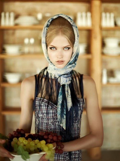 голубоглазая блондинка в платке с тарелкой винограда