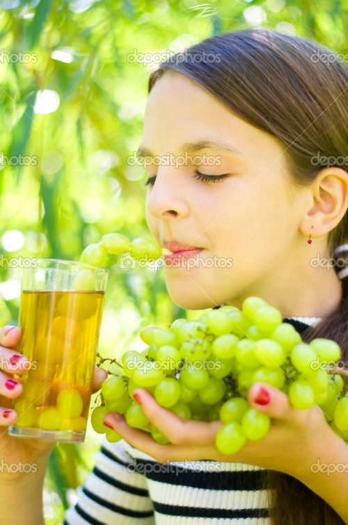 девушка с виноградом пьет виноградный сок