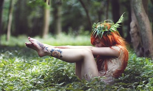 рыжая девушка с зеленым венком в образе лесной нимфы