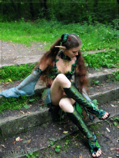девушка позирует в костюме из листьев лесной образ