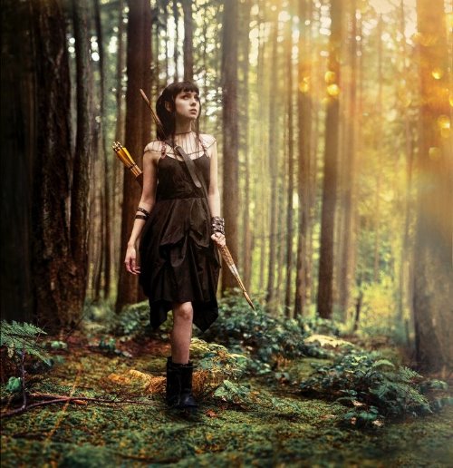 девушка воин в лесу со стрелами идеи фотосъемки