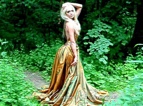 девушка в длинном бронзовом платье блондинка