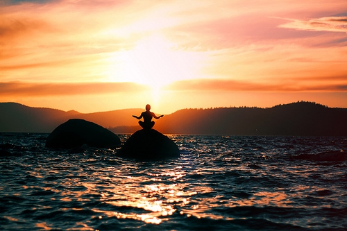 медитация на камне в море силуэт закат горы