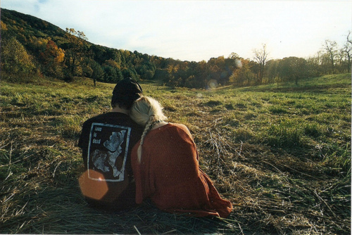 парень с девушкой присели на поляне отдохнуть