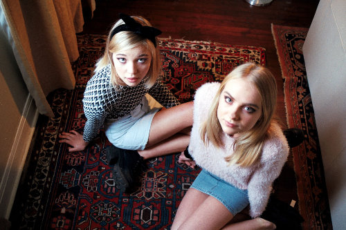 две блондинки сидят на полу на ковре