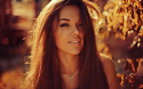 девушка с пирсингом носа смоки айс солнце светит на волосы