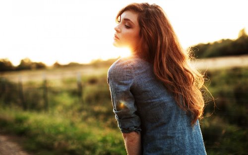 девушка в джинсовой рубашке со спины на природе