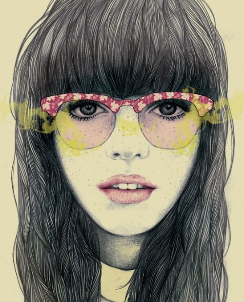 брюнетка с веснушками в очках акварелью нарисована