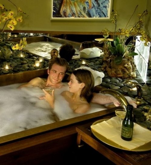 влюбленная пара вместе принимают ванную с пенкой