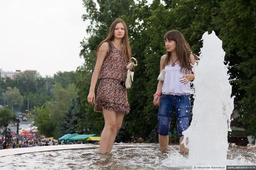 две девушки в фонтане летом