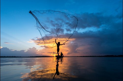 силуэт рыбаков на заходе солнца