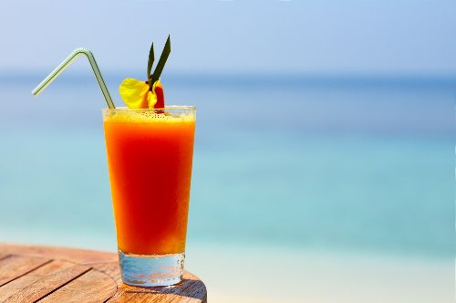 оранжевый коктейль на фоне моря