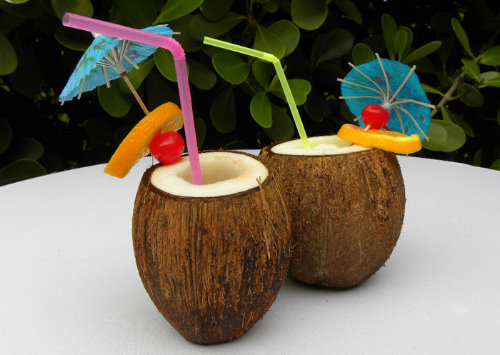 два коктейля в кокосах