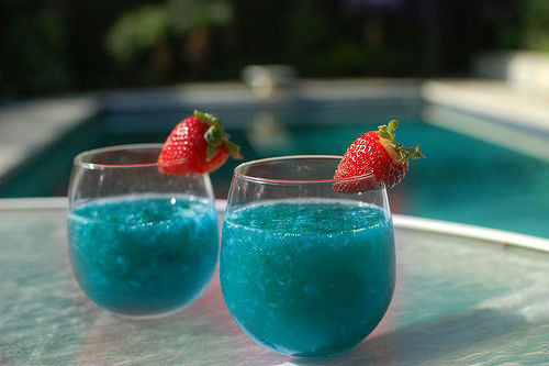 синие напитки с клубникой