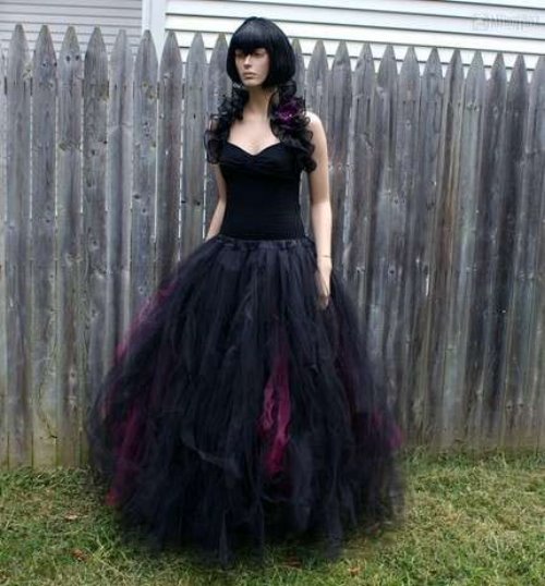 манекен под забором в мрачном черном платье