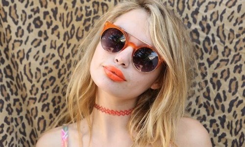 девушка подросток в круглых очках с губами морковного цвета